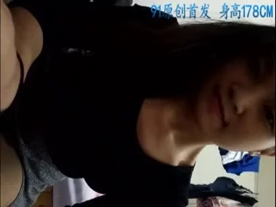 长相超级漂亮的美女露脸自慰自拍。完整版加：禁止内容原味