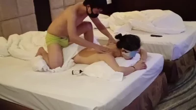 老婆第一次找男技师SPA，逼水都沾男技师鸡巴上拉丝了，完整版简阶加Q